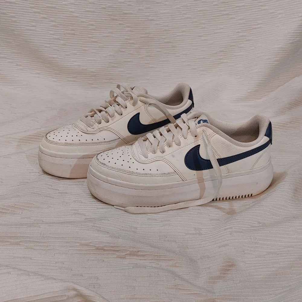 Nike Women's Sneakers in Cream and Navy - Picture 6 of 16